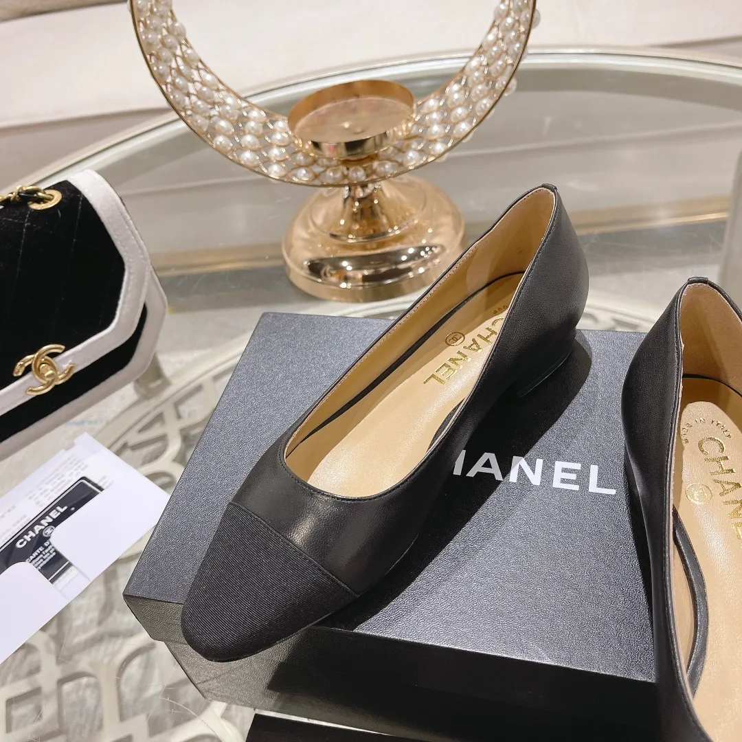 👟👟Ex-factory price 440👟👟 Chanel - Spring and summer classic color-blocked thick heel single shoes ⚠ Fashionable catwalk style ❤ Mixed splicing colors, empty toe style on the inside, 2.5cm thick heel with small logo embellishment, a fashionable interpretation! How to match the series to look good! Original customized wood-colored genuine leather outsole, imported sheepskin surface, goatskin lining for feet... 34-40 regular size (41.42.43 custom-made, non-returnable) 🎁Latest full set of packaging at the counter